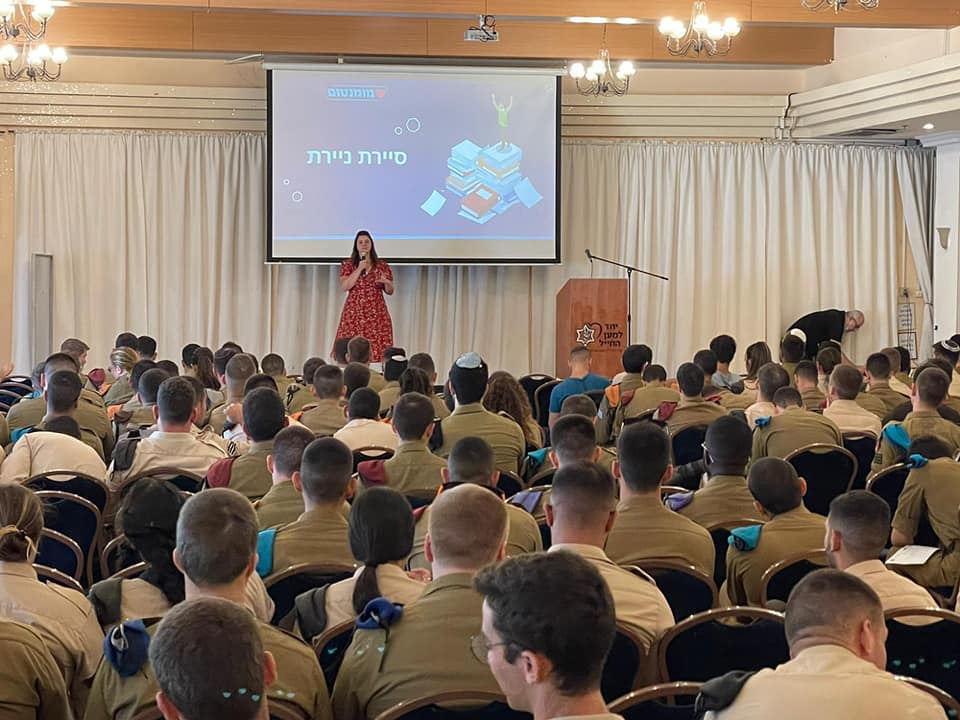 נטע אדלר - הרצאה מול חיילים